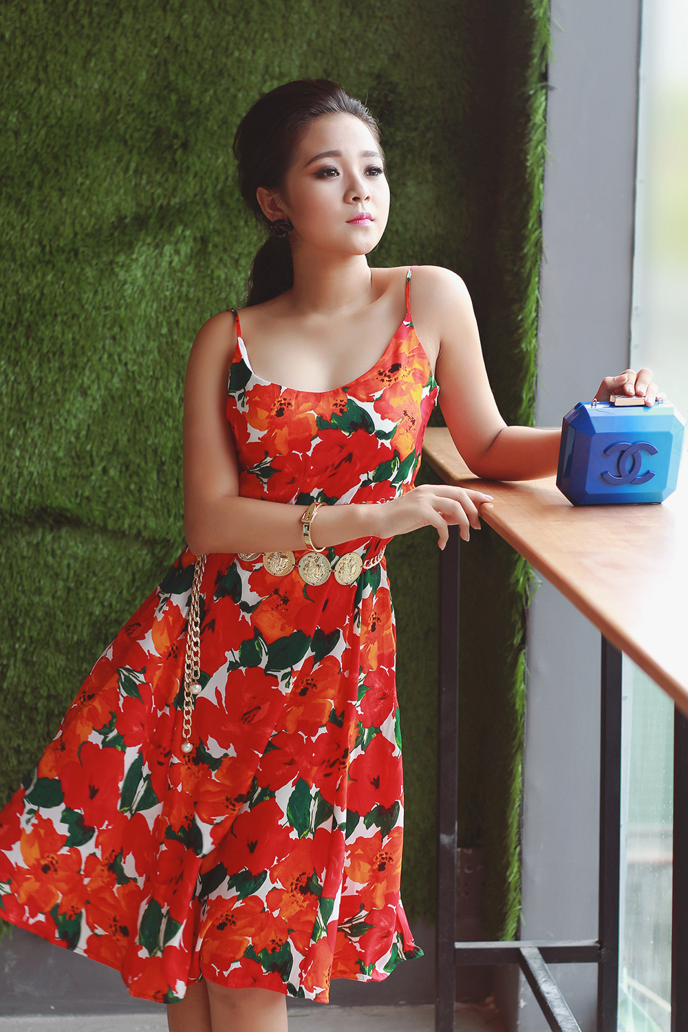 Gương mặt cô đã bắt đầu đượm buồn, không còn hồn nhiên như ngày mới đặt chân vào showbiz. Thân hình, vóc dáng, thần thái của Tam Triều Dâng trong bức ảnh đã ra dáng một cô gái trưởng thành đầy nữ tính.